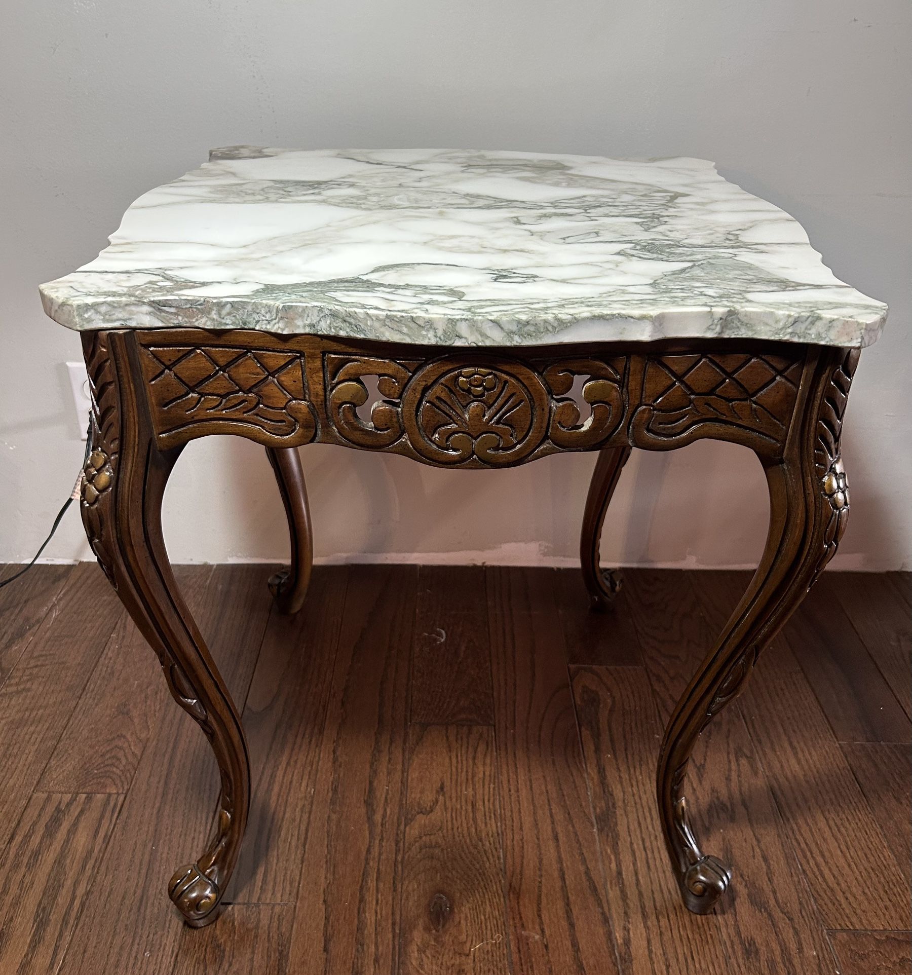Beautiful George II style Italian marble-top accent table. Side Table/ End Table.