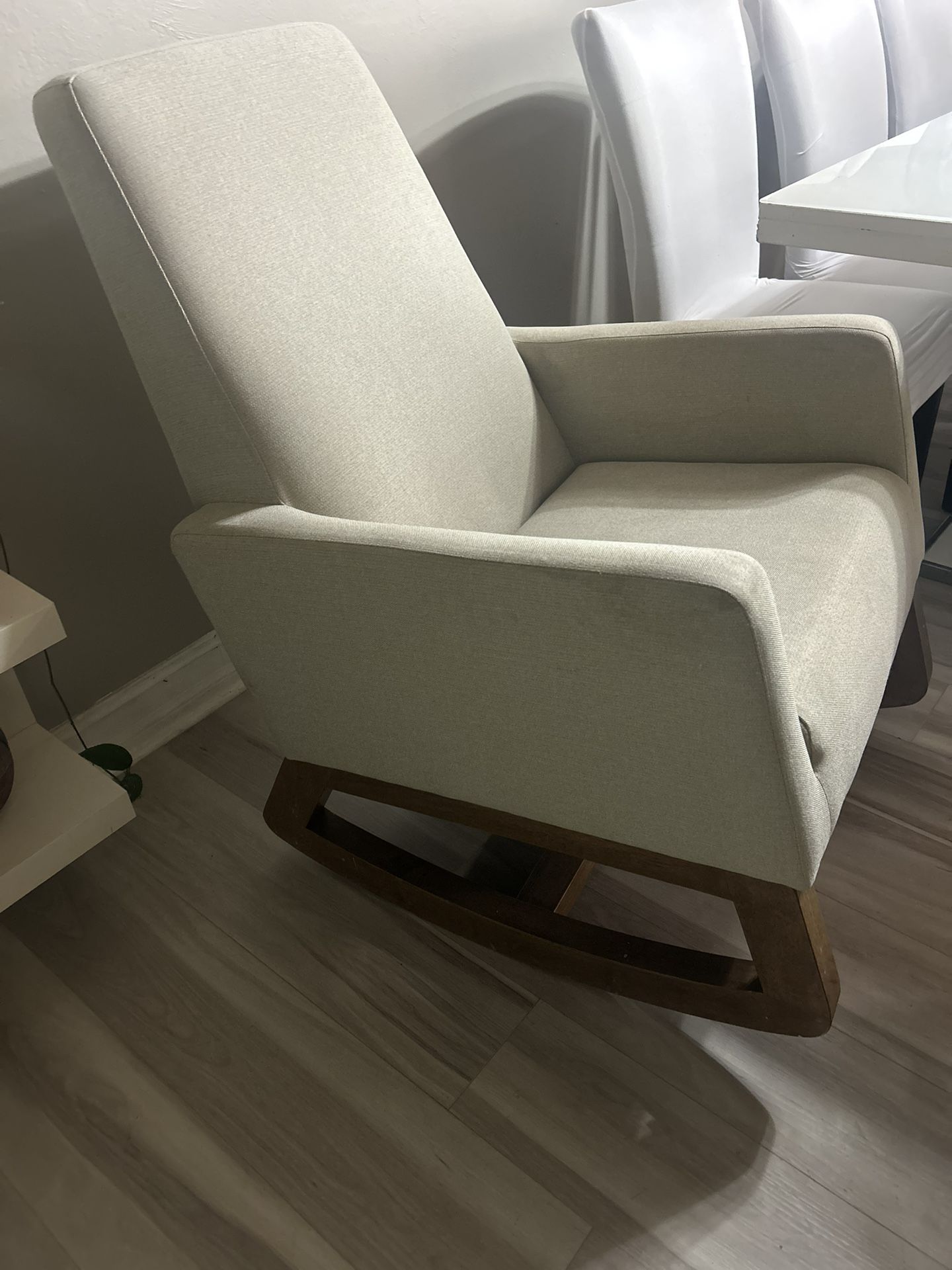 🔥🔥Beautiful Nursery Rocking Chair. Yours For Just $45!🔥🔥