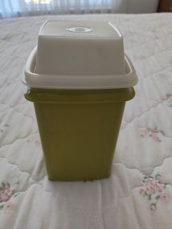 Vintage Tupperware pickle keeper with strainer. Like new considering age