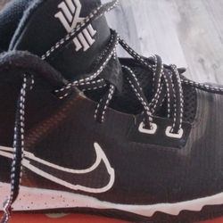 NIKE KYRIE.👟SIZE 7 YOUNG .
