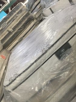 Queens Serta perfect sleeper 🚨💲🚨💲🚨💲 on sale
