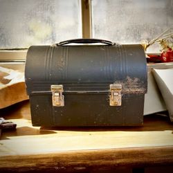 1950’s Aladdin Industries Domed Metal Worker’s Pail / Lunchbox With Inner Thermos Bar In Tact