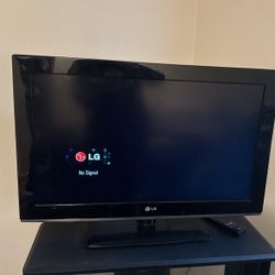 LG 32’ Television With Remote