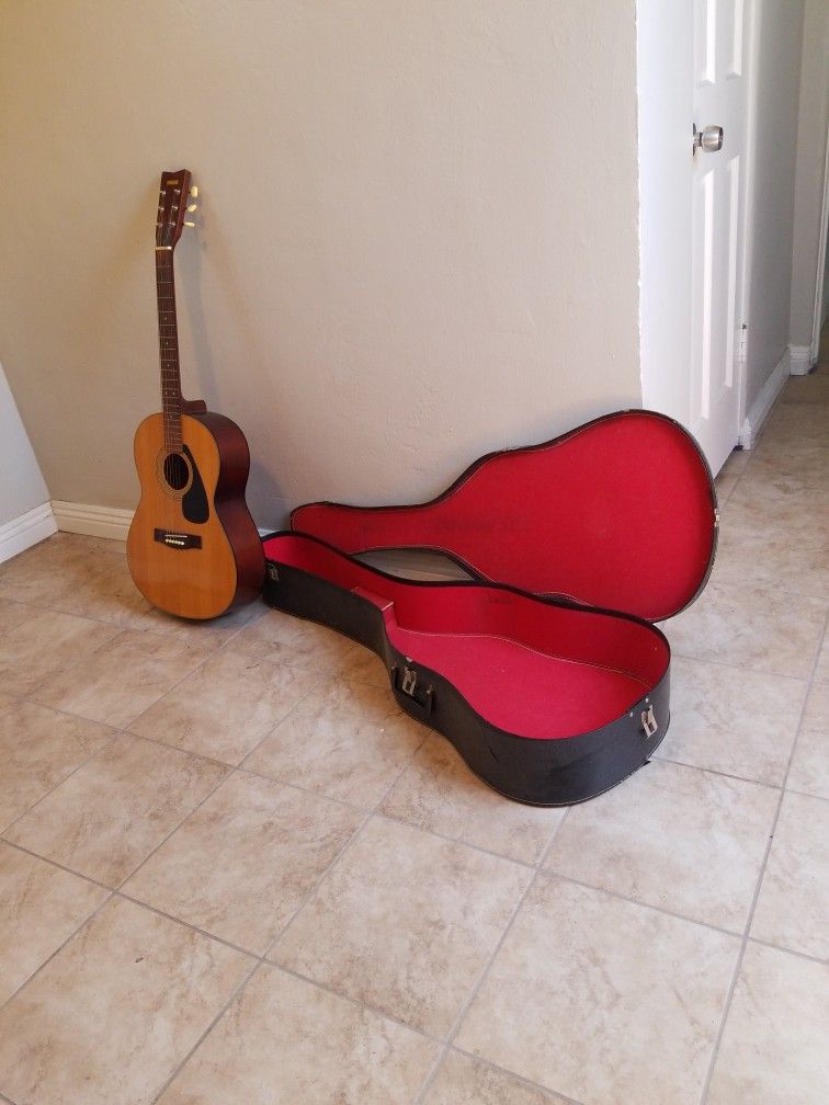 Yamaha FG-325 Acoustic Guitar & Case