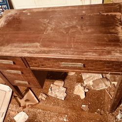 SINGER sewing Machine In Desk