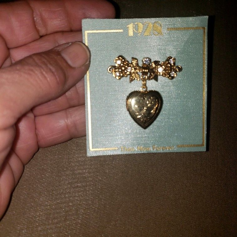 Vintage 1928 Company Brooch Heart Locket $40