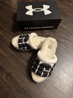 UGG 1127067 Maxi Slide Logo Platform Sandal white size 8.  New without box  