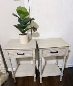Se vende 2 ningstand usados tienen pequeñas manchas en la parte de arriba de uso estético se vende los dos por $50