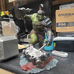 Diamond Select Toys Marvel Gallery Thor Ragnarok Gladiator Hulk Deluxe PVC Diorama