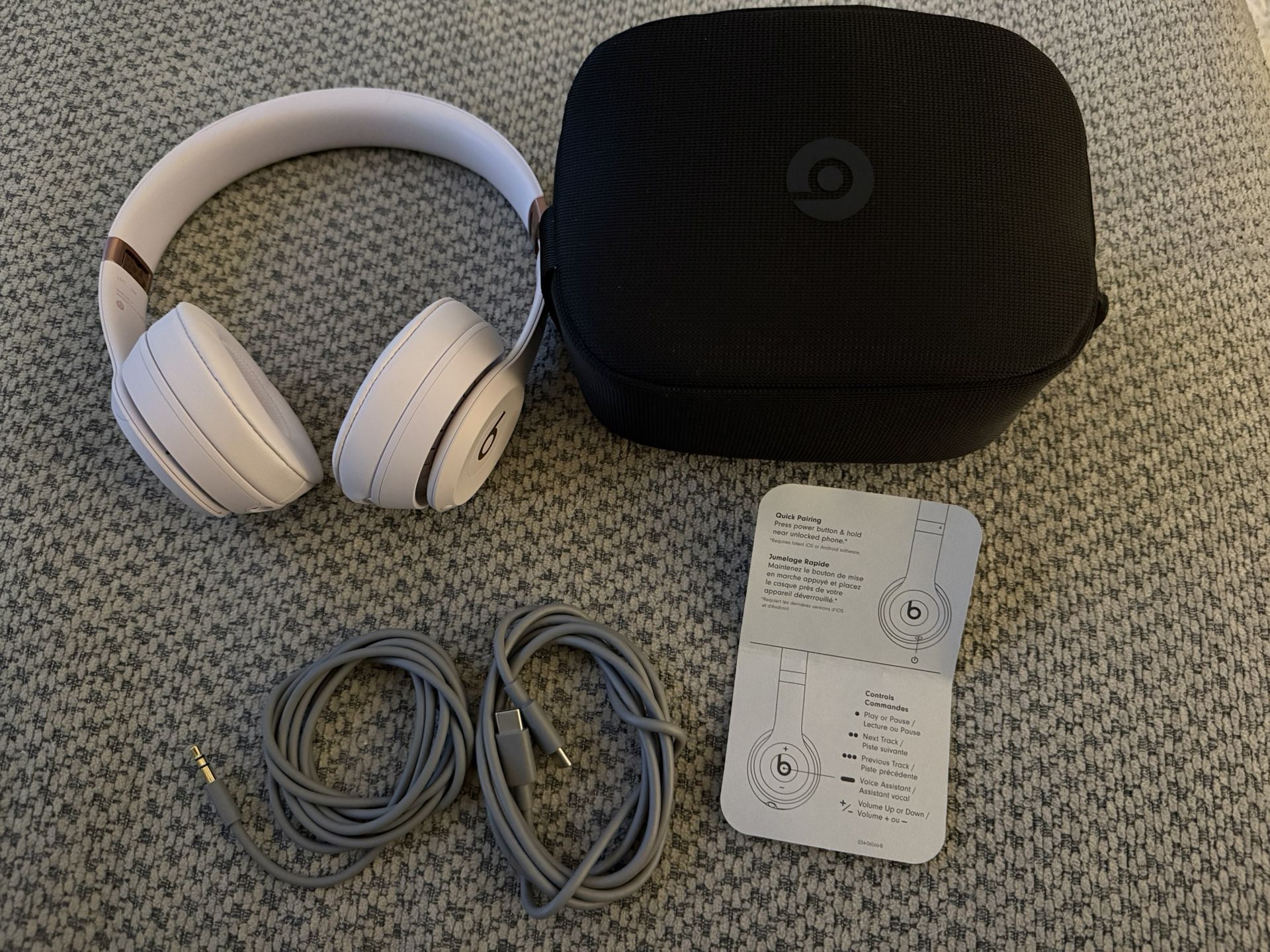 LIKE NEW Beats Solo 4 Wireless Bluetooth On-Ear Headphones, Cloud Pink