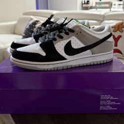 Nike SB Dunk Low Chlorophyll 9.5 + Box + Extra Laces