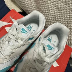 Nike Air Woman - Size 7.5