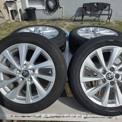 4 Toyota Camry 2023 rims and plastic mats
