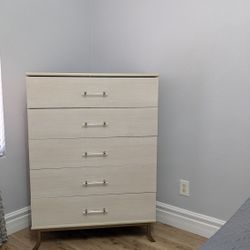 2 Closets, Chest 