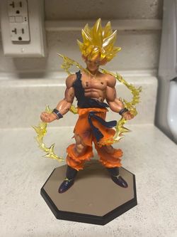 Goku super saiyan statue