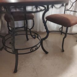 Round dinning Table w/4 chairs