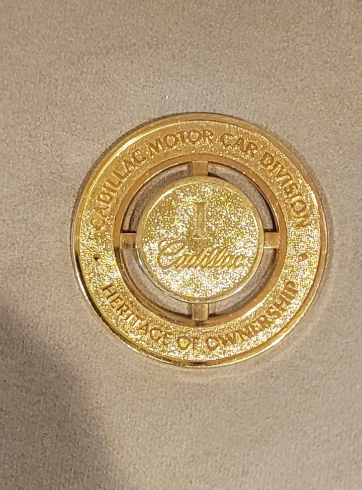 Cadillac Heritage of Ownership メダル New Cadillac Heritage Of Ownership Medallion Badge With Case
