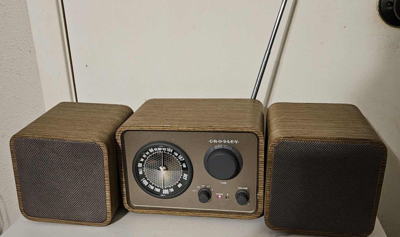 Crosley Radio Cr3019a BR- Trio AM, FM and Bluetooth