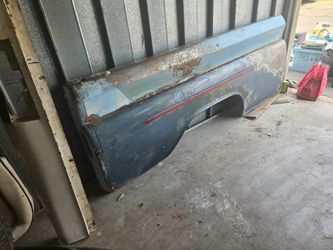 Straight rust free older chevy beðside