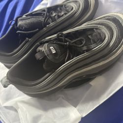 size 10.5-11 mens airmaxes