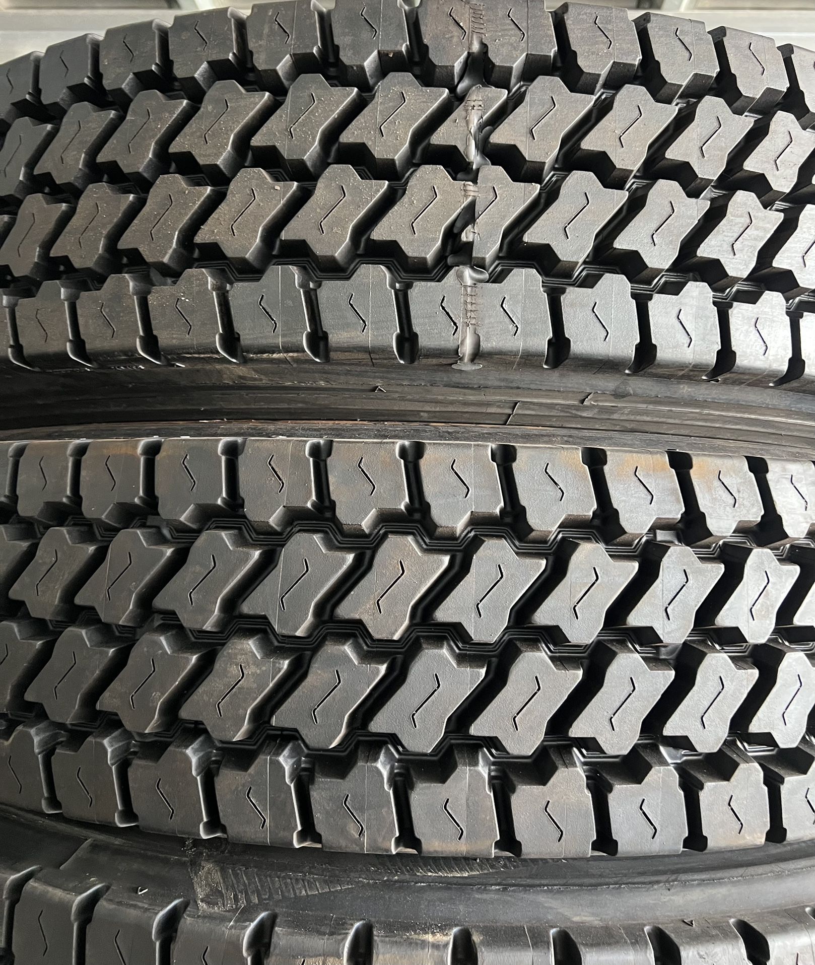Recap Tires 11R24.5