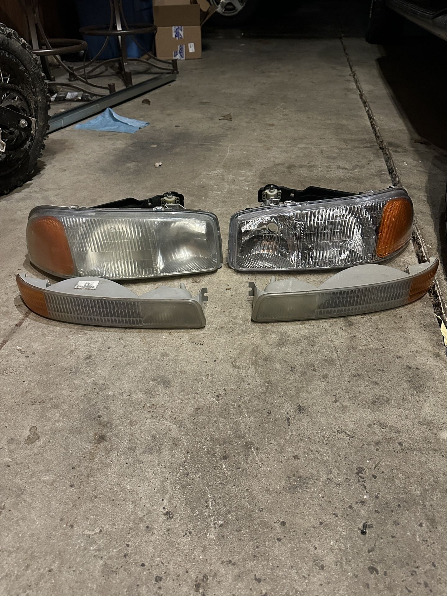 04 GMC Sierra Headlights 