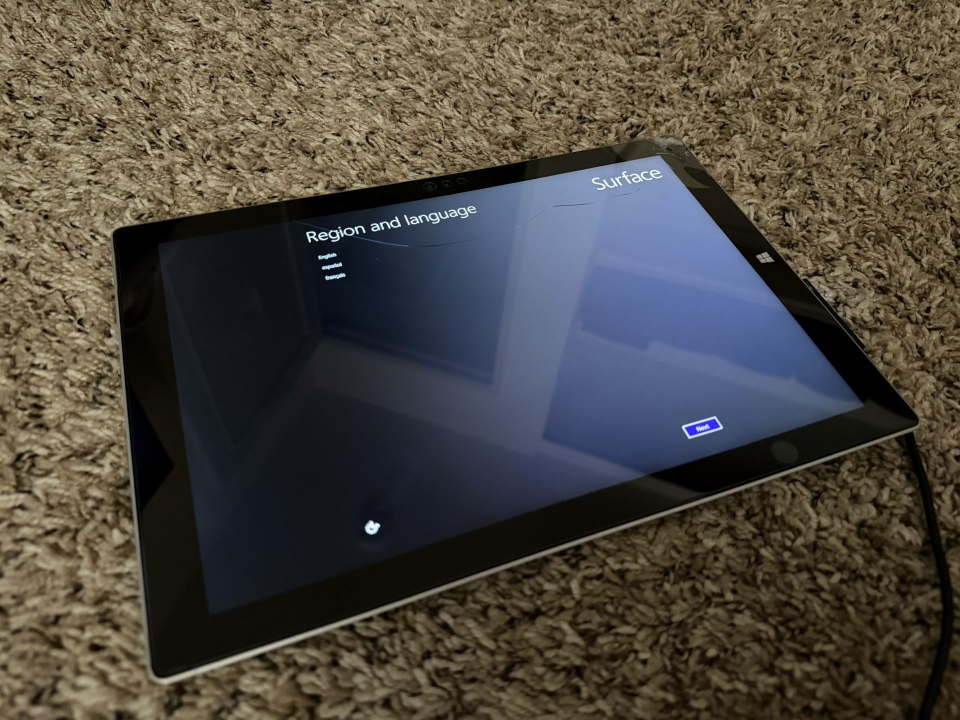 Microsoft Surface 2 Tablet – Windows 8.1 RT – Cracked Screen – Factory Reset – Works Great