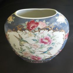 JAPANESE PORCELAIN VASE