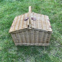 Vintage Style Picnic Basket 