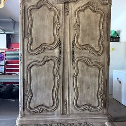 Exquisite Antique-Style Carved Armoire – Timeless European Elegance
