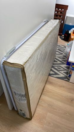 Crib/toddler bed and matteress