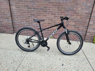 Like New Giant ATX 21 speed MTB