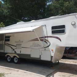 2003 Cedar Creek 31 Ft ( TITLE & KEY) 7800lbs