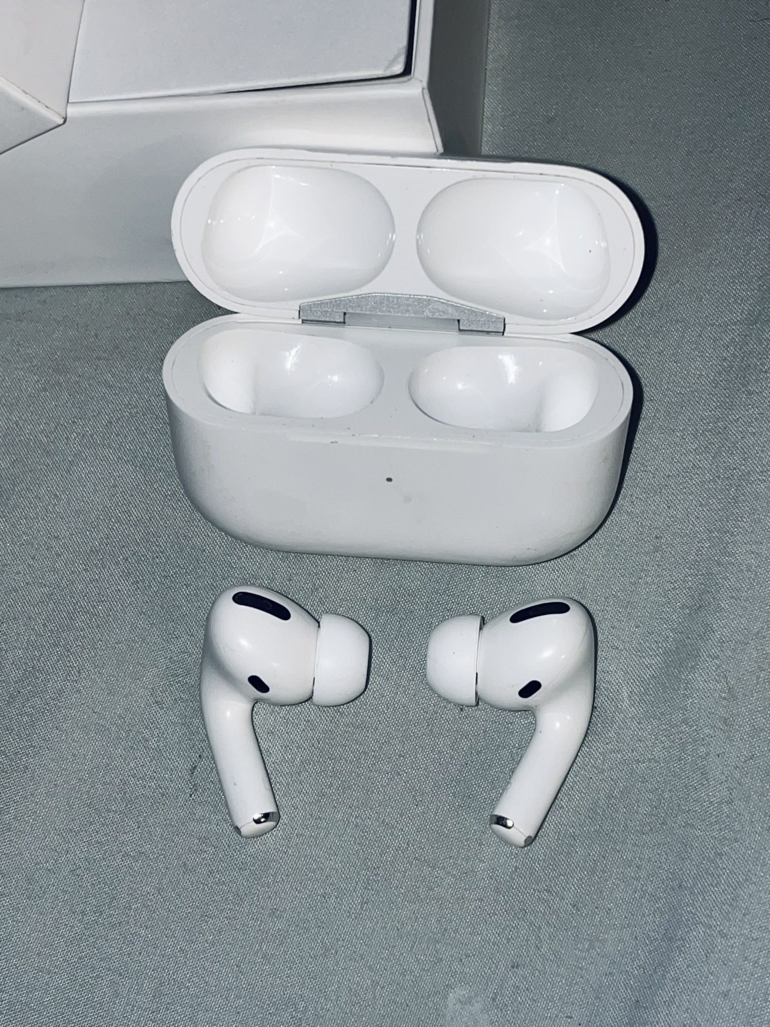 Apple AirPods Pro  w/Charging Case & Box