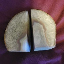 BRAZIL AGATE POLISHED WITH BEAUTIFUL COLOR AND PATTERN.
Weight: 2 pounds