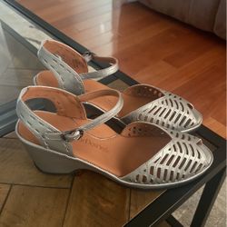 OANEZ Wedge Sandal L’AmourDespieds Silver Color Size 8.