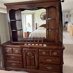 Colonial Bedroom Set GREAT CONDITION!