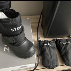 Stonz Trek Snow Boots for Toddlers and Snow Mitts - Shoe Size 6T and Mitt Size 0-12 months