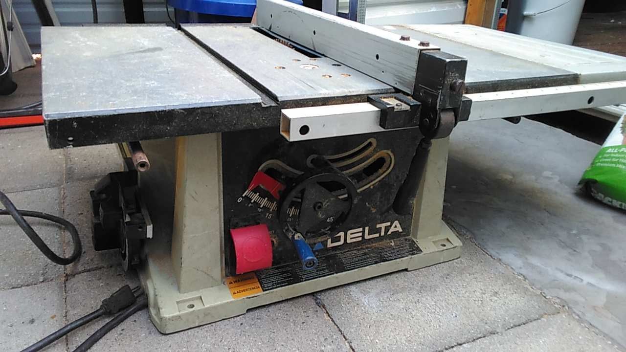 Delta 10" Table Saw 15 Amp. New Blade