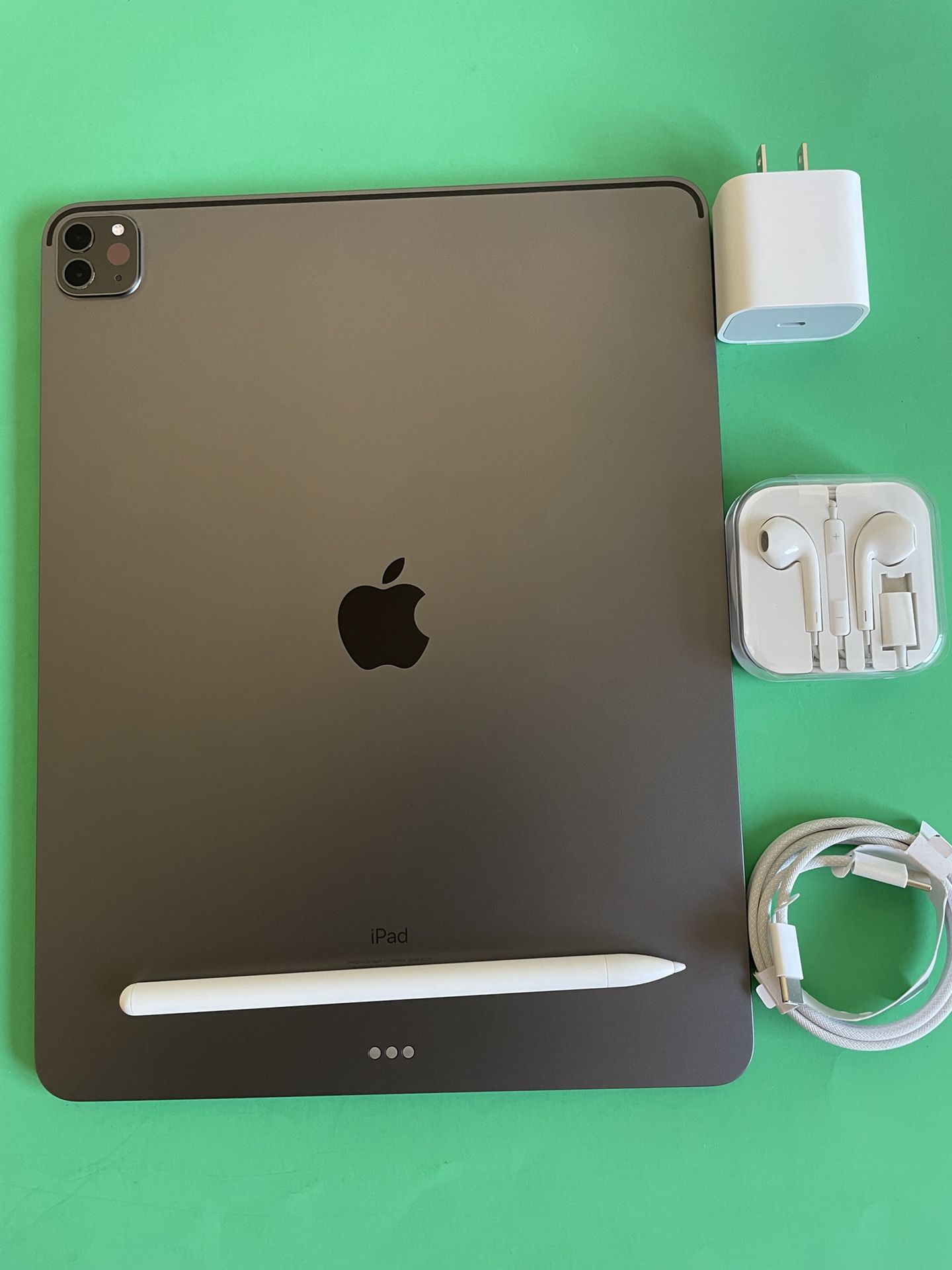 Apple IPad Pro 12.9” 4th Generation (2020 Model/ Face ID/Liquid Retina) 128GB with pen, keyboard case & Accessories 
