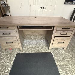 FREE Executive Office desk ($500 Retail) Like new Still