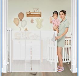 Retractable baby gate