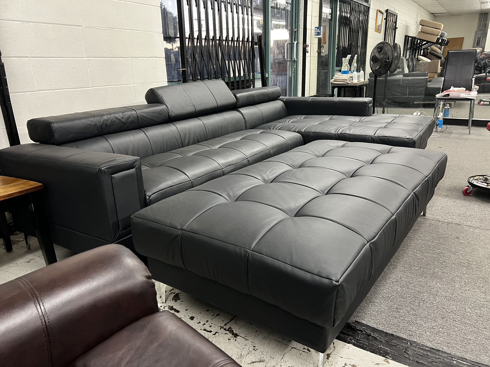 New Sectional Couch w/Cocktail Ottoman! Free Delivery 🚚! Financing Available!