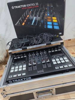 Traktor Kontrol S5 DJ Controller
