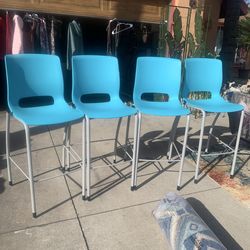 4 barstool like new asking 120 dls for all