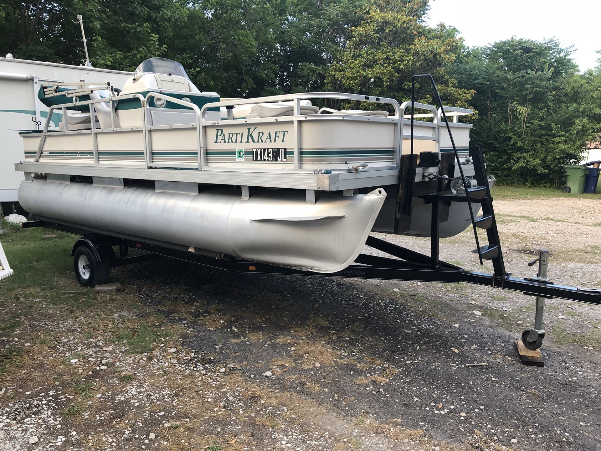 2001 Parti kraft 18ft Pontoon boat Seats 8 40hp Yamaha good Tires nice