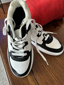 Women’s tennis shoes