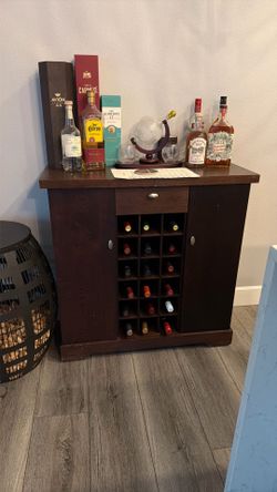 Wine/liquor cabinet