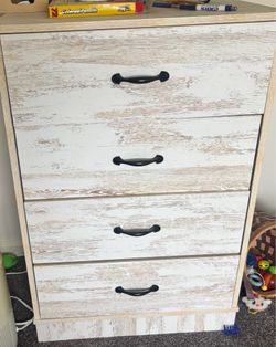 White 4 Drawer Dresser – Farmhouse Style – Good Condition