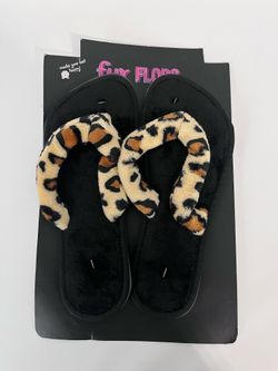 Stay cozy and stylish with these brand-new Fur Flops plush slide slippers! Featuring a soft black faux-fur footbed and trendy leopard print crossover 
